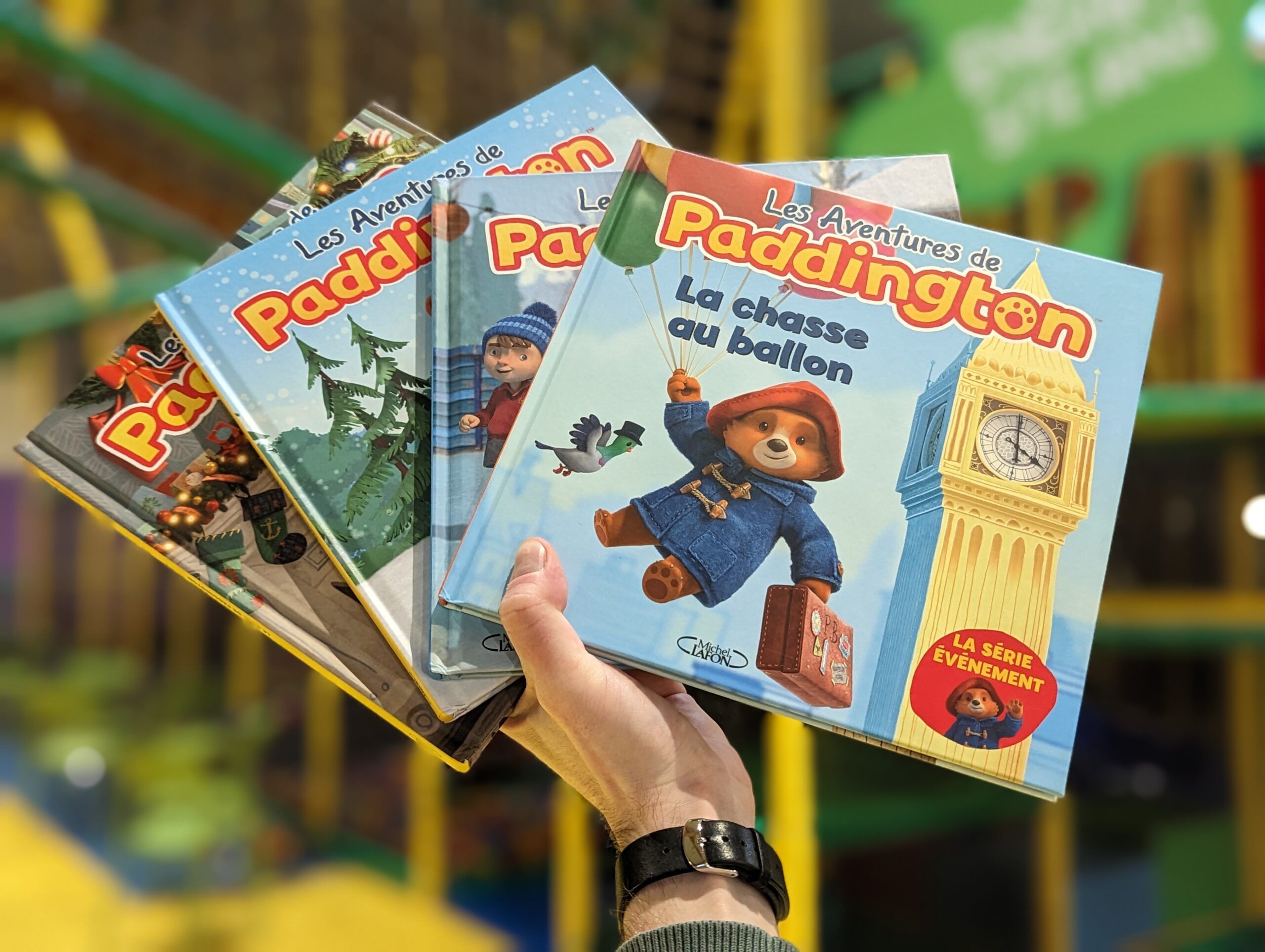 Quatre livres Paddington tenus dans la main