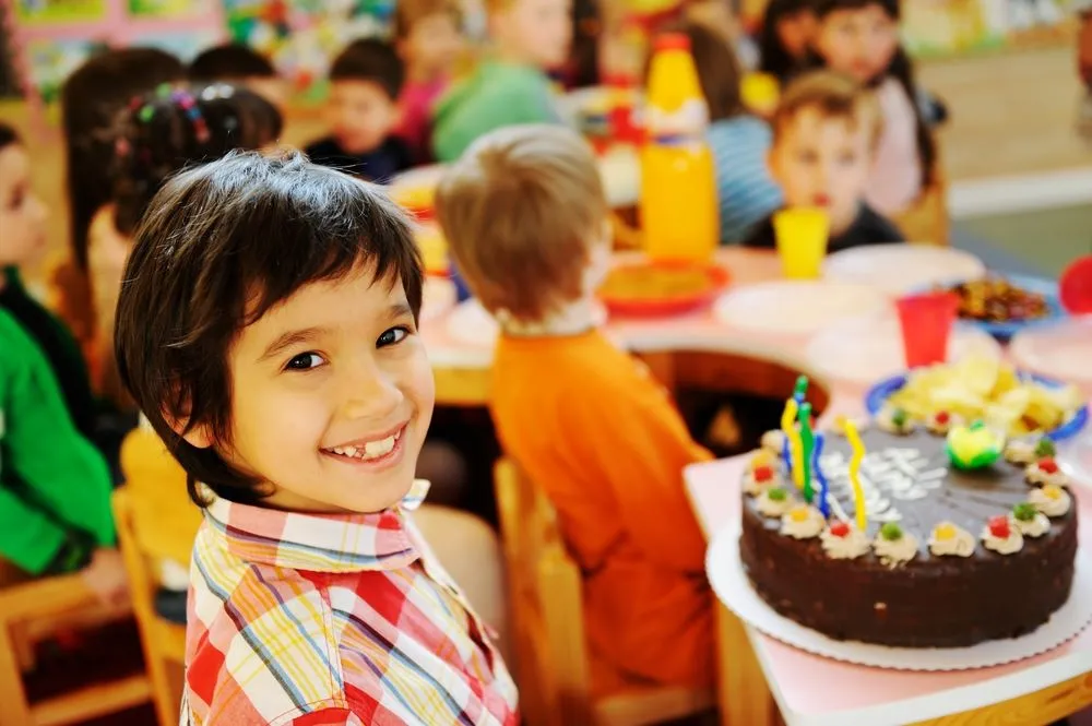 Des enfants s'amusent lors d'une fête d'anniversaire