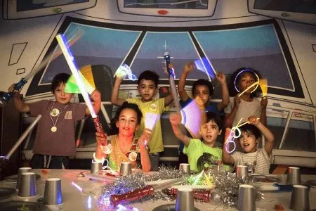 Enfants fêtant leur anniversaire dans un vaisseau spatial