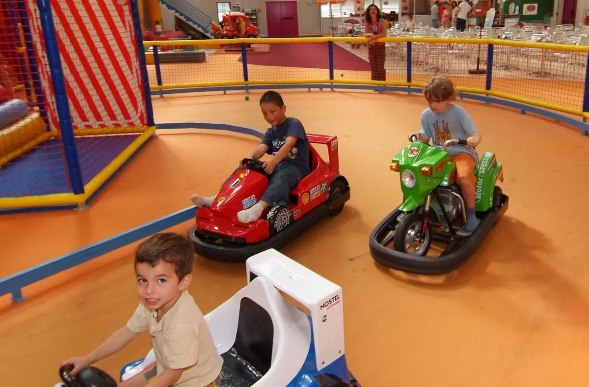 Enfants jouant dans les auto