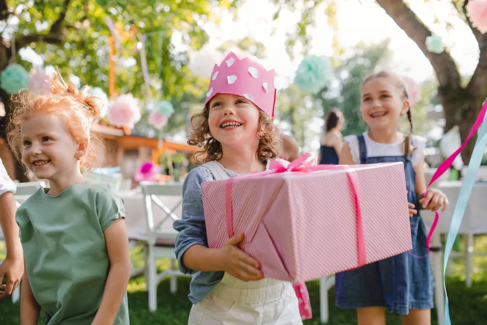 Une fille avec un gros paquet cadeau d'anniversaire