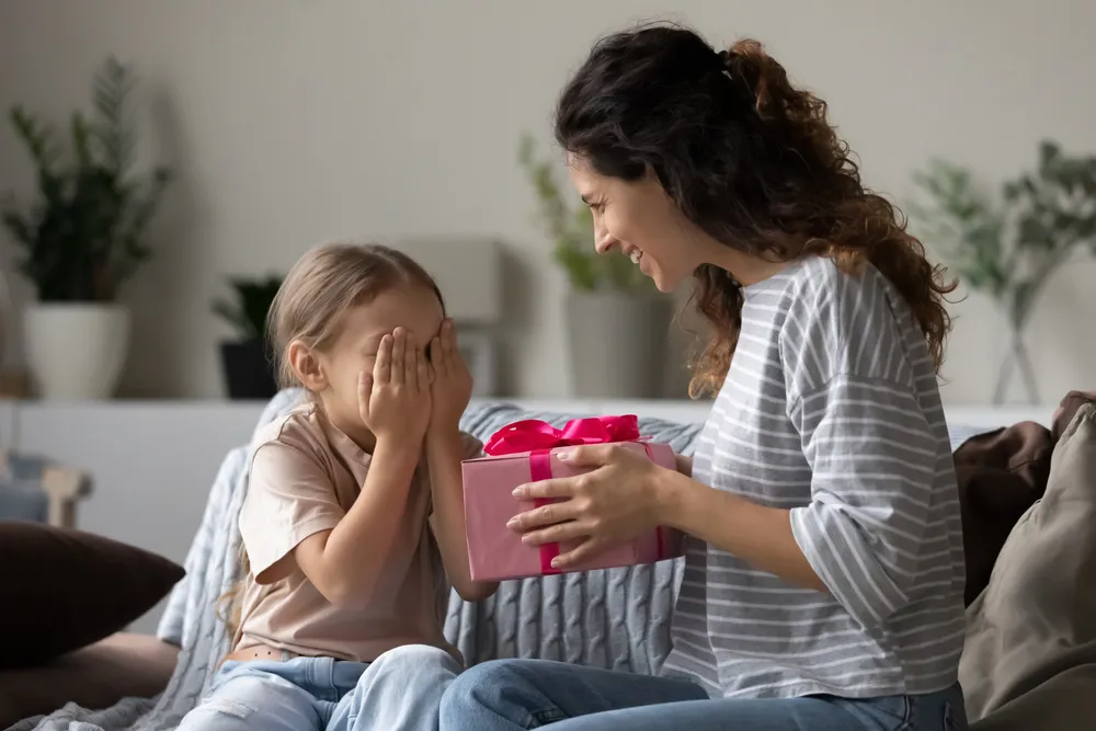 Une mère offre un cadeau d'anniversaire à sa fille