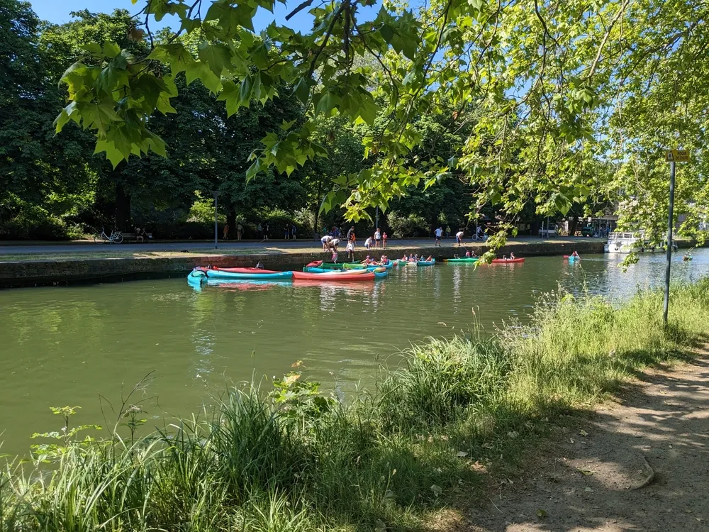 Rivière à Lille avec des canoës pour une promenade