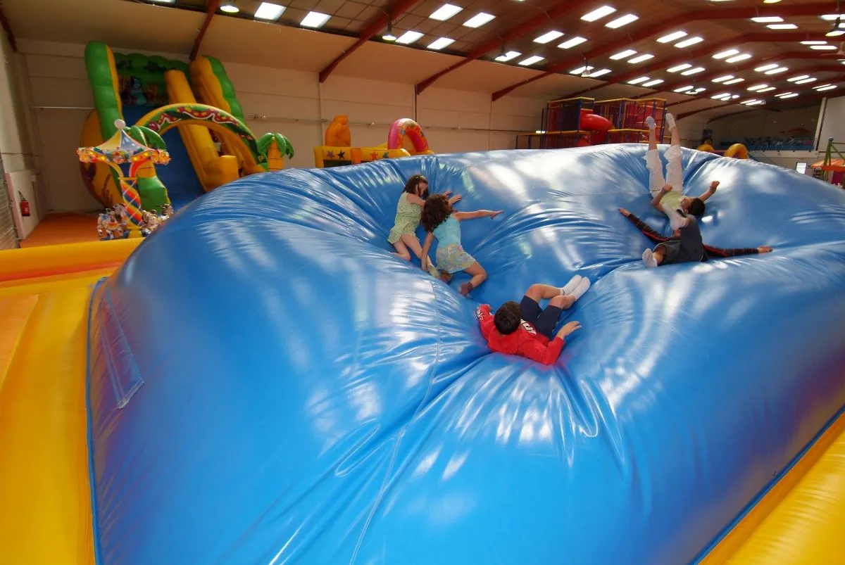 Enfants jouant sur une structure gonflable géante
