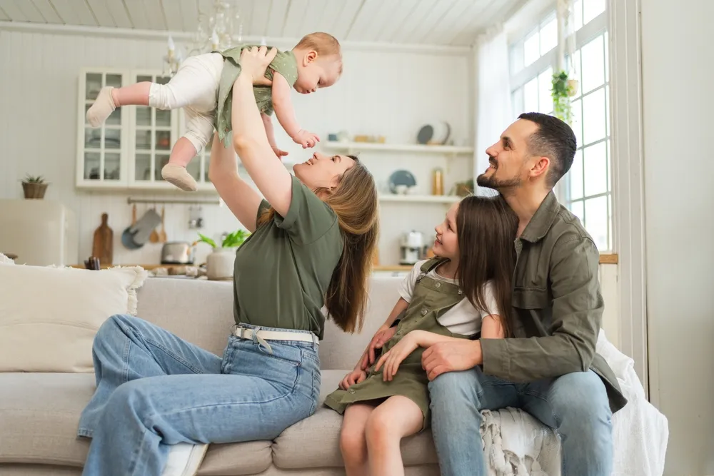 Famille heureuse jouant à la maison