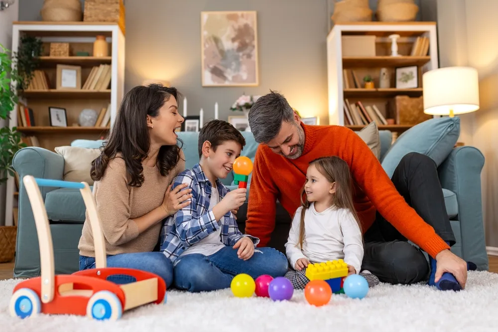 Famille heureuse s'amusant avec des jouets