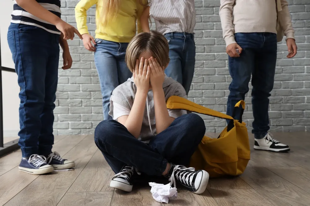 Un enfant victime de harcèlement pleure à l'école