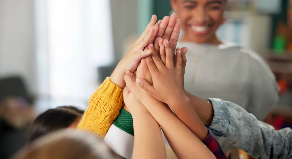 De nombreux enfants se serrent la main pour se soutenir mutuellement