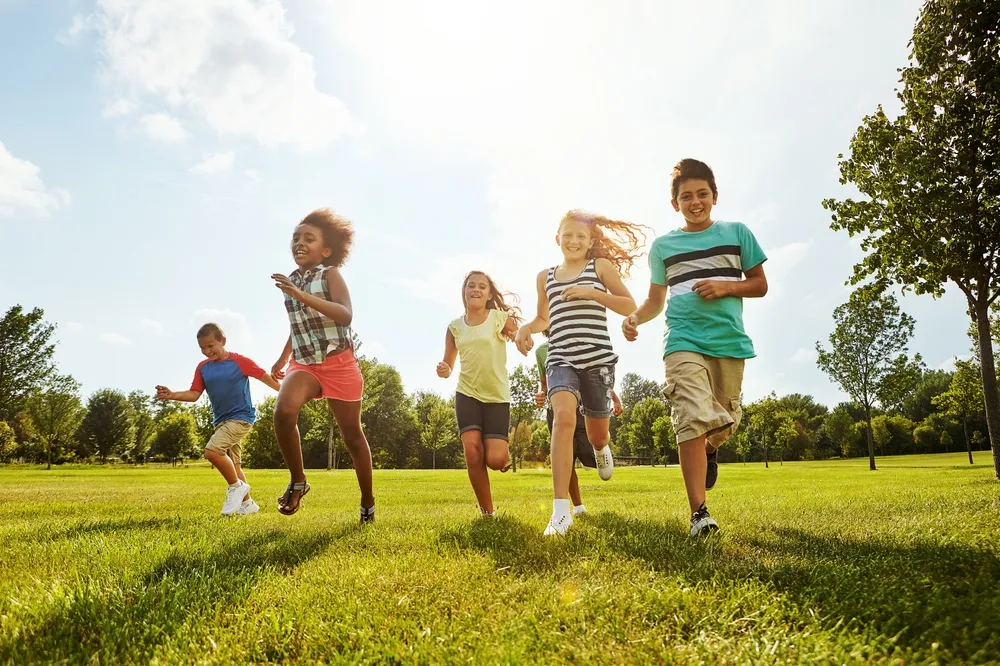 Des enfants courant dans un parc