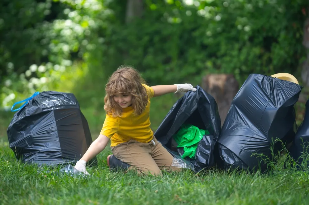 Une petite fille ramassant du plastique