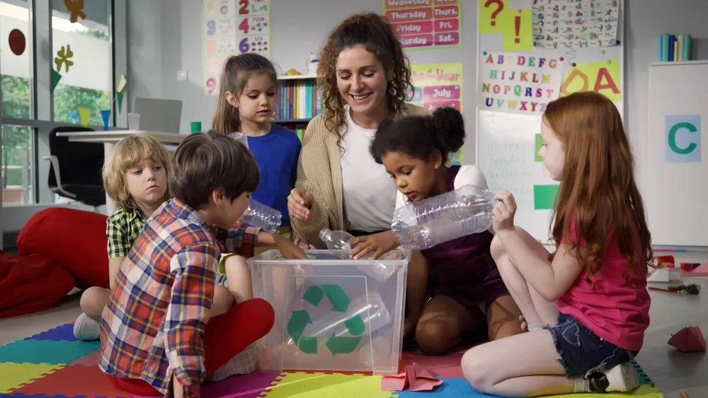 Une enseignante apprend à ses élèves à recycler
