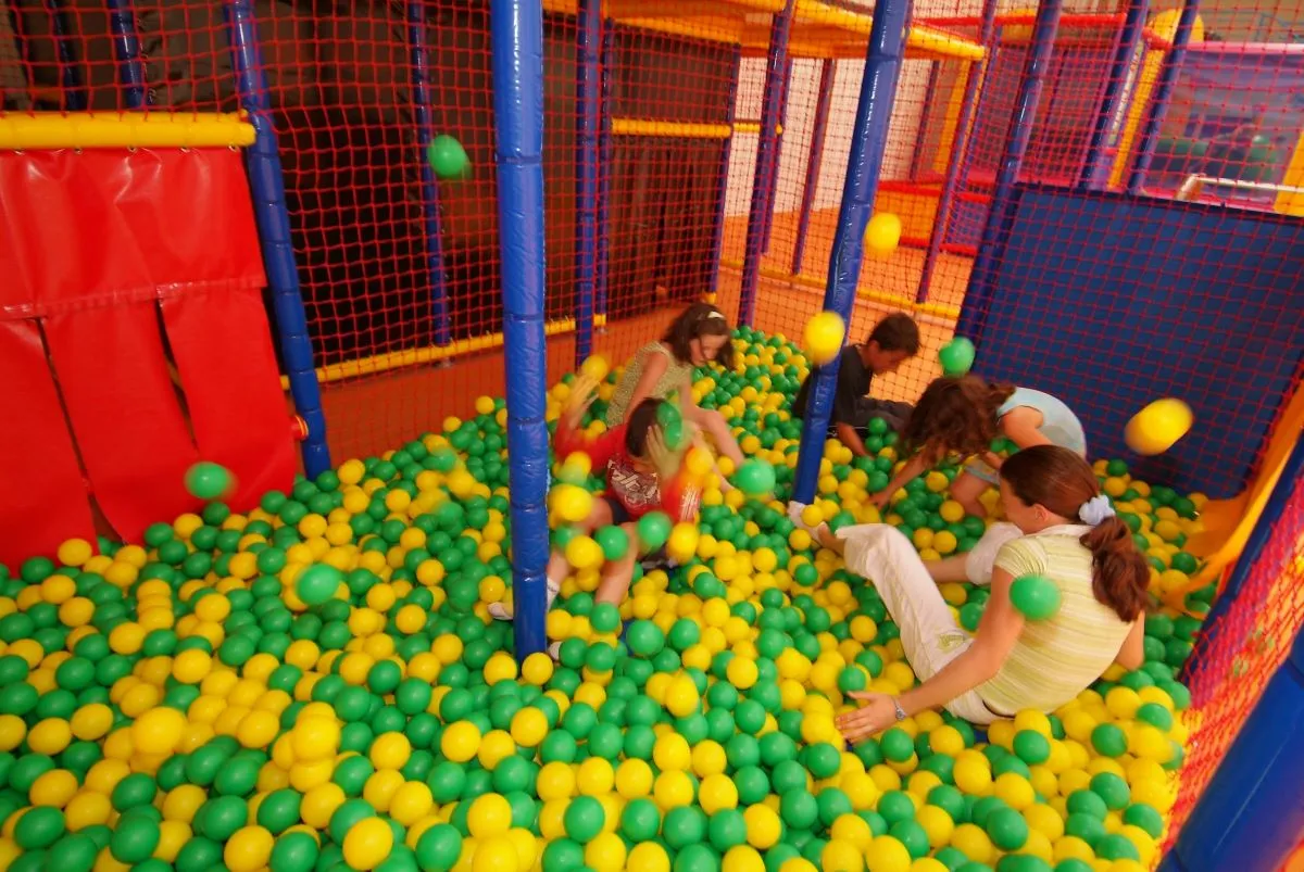 Des enfants jouant dans une piscine remplie de balles en plastique