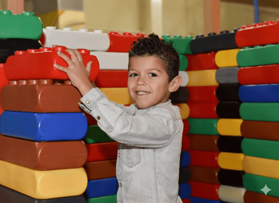 Un enfant construisant une structure avec des briques géantes en plastique