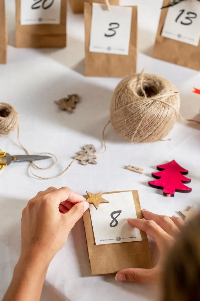 Une personne préparant des petits sachets pour le calendrier de l'Avent